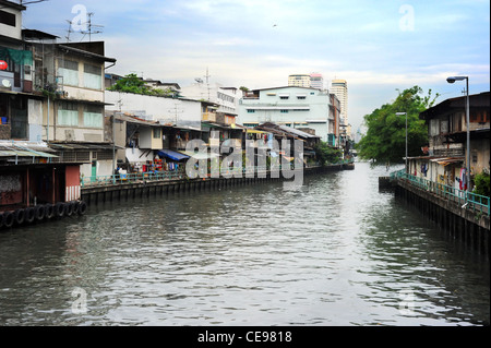 Le long de la rivière des bidonvilles à Bangkok, Thaïlande Banque D'Images