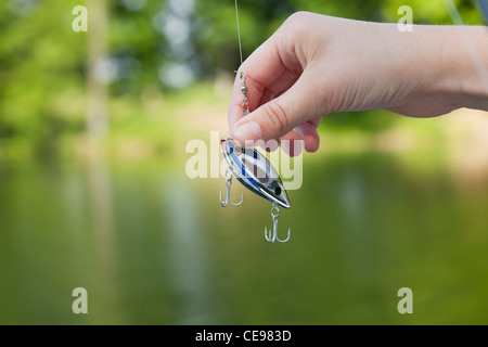 États-unis, Illinois, Metamora, Boy's (10-11) holding fishing hook Banque D'Images