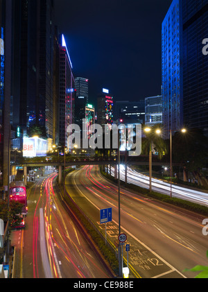 dh Gloucester Road WAN CHAI HONG KONG Skyscraper tour bâtiments Noël lumières nuit wanchai autoroute moderne déserte Banque D'Images