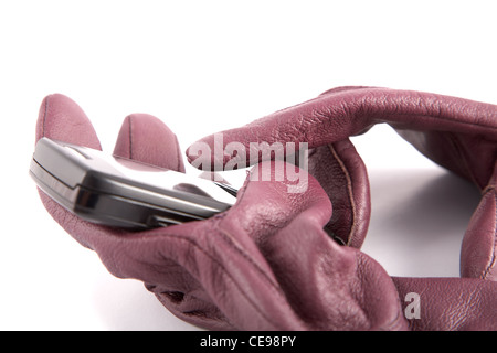 Gants en cuir téléphone cellulaire compresser sur un fond blanc Banque D'Images