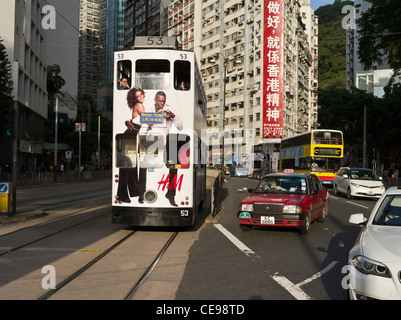 Dh Causeway Bay Hong Kong Hong Kong blanc et rouge Tramway trafic taxi transports road island tramways Banque D'Images