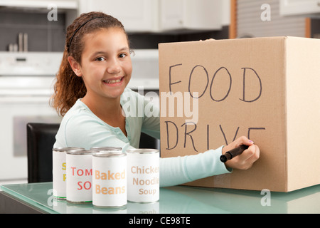 États-unis, Illinois, Metamora, Smiling girl (10-11) la préparation de nourriture dans la cuisine Banque D'Images