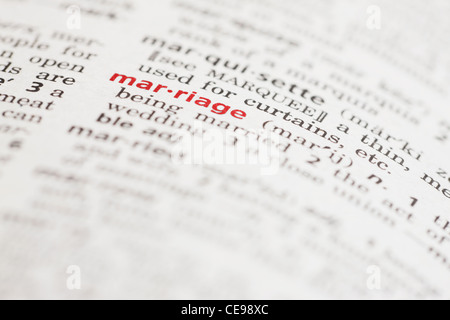 Close-up de la page dictionnaire avec 'mariage' définition Banque D'Images