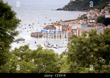 La ville de Fowey, Cornwall, y compris la rivière Fowey, l'estuaire de Fowey et Town Quay, vu de l'Hall à pied Banque D'Images