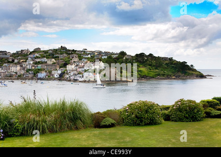 Vue sur la rivière Fowey Fowey l'estuaire, de côté, donnant sur les jardins de l'hôtel Fowey vers la ville de Polruan Banque D'Images