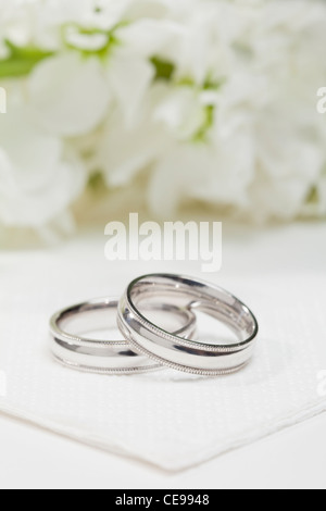 Close-up de mariage avec des fleurs blanches en arrière-plan Banque D'Images