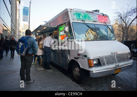 Shoppers pour combler tous vos petits creux, Paty's Taco Truck à Union Square à New York le samedi, Janvier 28, 2012. (© Richard B. Levine) Banque D'Images