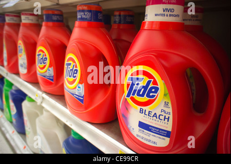 Détergent Tide dans une épicerie à New York le mardi, Janvier 24, 2012. (© Richard B. Levine) Banque D'Images