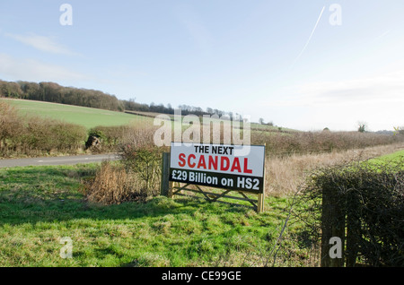 Protestation contre HS2 Proposition de rail jusqu'à des signes montrant autour du Buckinghamshire Chilterns Banque D'Images