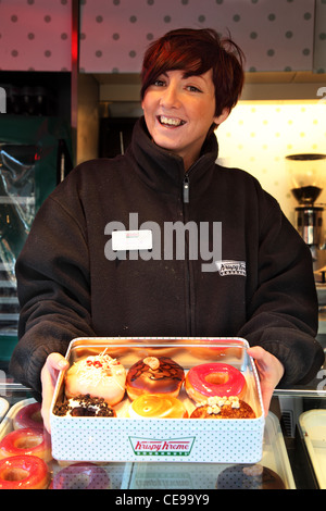 Smiley girl selling donuts sur la rue Banque D'Images