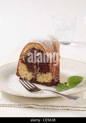 Morceau de gâteau bundt saupoudrée de sucre glace Banque D'Images