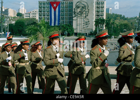 La jeunesse cubaine d'uniformes militaires mars lors de fêtes à l'anniversaire de José Marti (1853-1895), un héros national de Cuba. Banque D'Images