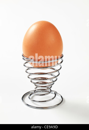 Brown egg en spirale moderne metal egg cup Banque D'Images