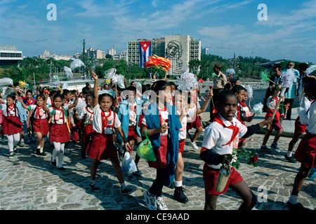 La jeunesse cubaine dans les Jeunes Pionniers mars lors de fêtes à l'anniversaire de José Marti (1853-1895), un héros national de Cuba. Banque D'Images