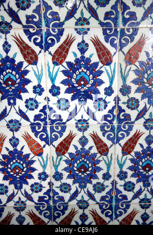 Mosaïque Iznik à motif tulipe, Mosquée Rustem pasha, Istanbul Turquie Banque D'Images