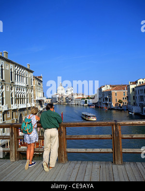 Grand Canal du Ponte dell'Accademia, Venise, Venise, Vénétie, province de l'Italie Banque D'Images