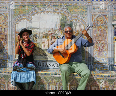 Des musiciens qui jouent dans le Flamenco Granada alcôve de la Plaza de España, Séville, Espagne Banque D'Images