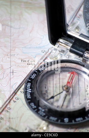 Une boussole et carte. Banque D'Images