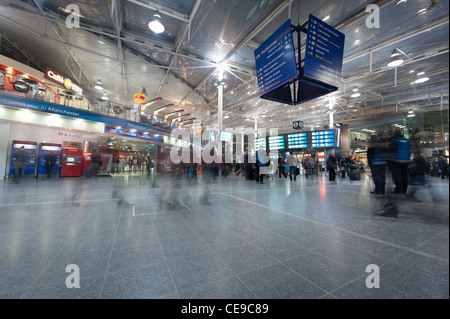 L'intérieur de hall de la gare Manchester Piccadilly pendant les heures de pointe. Banque D'Images