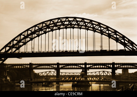 Les ponts routiers et ferroviaires sur la Tyne à Newcastle Upon Tyne, England, UK Banque D'Images
