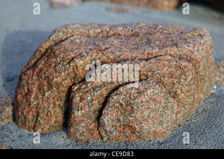 Formation rocheuse de granit rose sur une plage à l'Hébrides intérieures de l'Écosse Banque D'Images