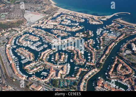 VUE AÉRIENNE.La ville balnéaire de Port Grimaud, créée dans les années 60 sur un terrain marécageux.Golfe de Saint-Tropez, Var, Côte d'Azur, France. Banque D'Images