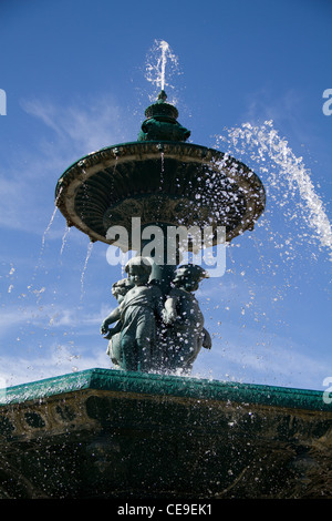 Une fontaine de pulvériser de l'eau dans le Rossio, à Lisbonne, Portugal. Banque D'Images