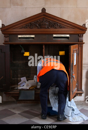 Le facteur d'un poste de perception à l'ancienne en bois, boîte postale à l'Académie Royale des Arts, Piccadilly, Londres. Banque D'Images