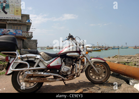 Une moto garée à côté du port, Hikkaduwa, Sri Lanka Banque D'Images