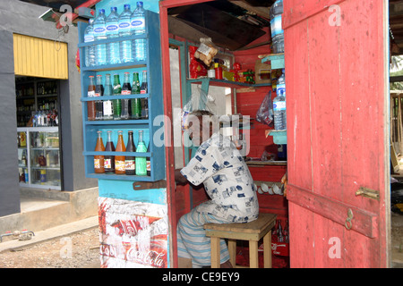 Un homme travaillant dans un décrochage des rafraîchissements de boissons et de collations, Hiikkaduwa, Sri Lanka. Banque D'Images