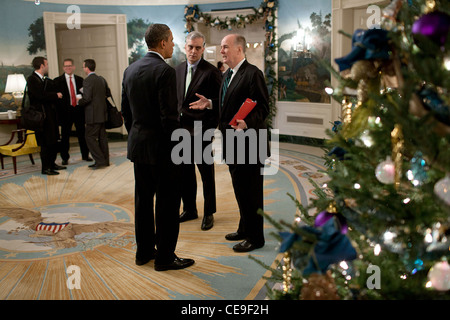 Le président américain Barack Obama avec le sous-conseiller pour la sécurité nationale, Denis McDonough et conseiller pour la sécurité nationale, Tom Donilon diplomatique dans la salle de réception de la Maison Blanche le 6 décembre 2011 à Washington, DC. Obama gauche plus tard pour une visite à Osawatomie, KS. Banque D'Images