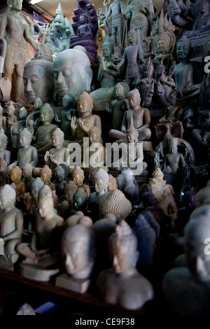 Magasin d'artisanat avec des souvenirs dans le marché russe, Phnom Penh, Cambodge, Asie Banque D'Images