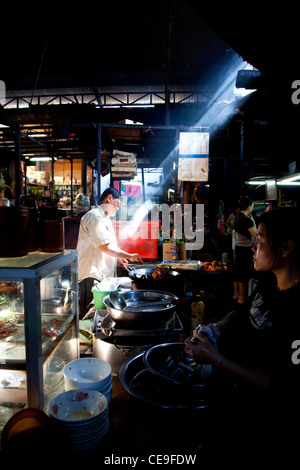 La cuisine et les étals de nourriture traditionnelle en Asie, marché Russe, Phnom Penh, Cambodge, Asie Banque D'Images