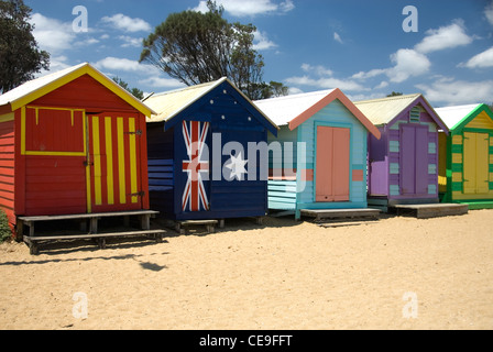 Cabines colorées sur la plage de Brighton, Victoria, Australie Banque D'Images