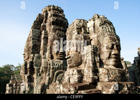 Face au géant du temple Angkor Thom, Angkor Wat, au Cambodge Banque D'Images