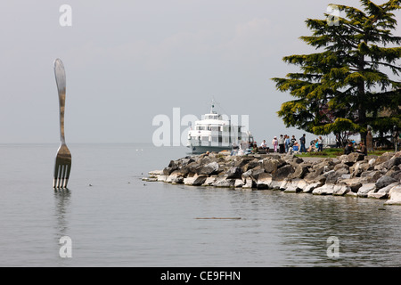 Monument de la fourche qui sort du lac de Genève. Dans la distance que vous pouvez voir le navire de croisière. Sur la droite est la promenade. Banque D'Images