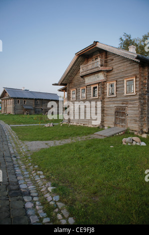 La Russie, dans la région de Leningrad, Podporozhsky. Dans Mandrogi, un village de l'artisanat sur la rivière Svir. Banque D'Images