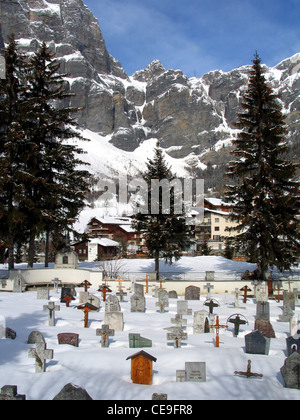 Cimetière couvert de neige dans le village alpin de leucurbed dans le district de Loèche dans le canton du Valais, Suisse Banque D'Images