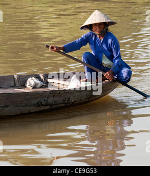 Bateau vietnamien femme dans un petit bateau sur la rivière Thu Bon, Hoi An, Viet Nam Banque D'Images