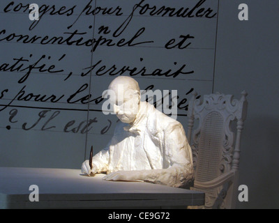 Statue de Jean Henry Dunant 1828 1910 philanthrope suisse et lauréat du prix Nobel de la paix qui a également fondé la Croix-Rouge assis devant ses idées écriture manuscrite sur la création d'un comité de volontaires pour soigner les blessés de guerre connu sous le nom de livre A Memory of Solferino exposé à l'International musée de la Croix-Rouge et du Croissant-Rouge, qui fournit une photographie détaillée et d’autres preuves matérielles du service du CICR à l’humanité pendant d’innombrables guerres et catastrophes naturelles survenues à Genève, en Suisse Banque D'Images