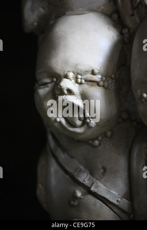 Visage de l'enfant dans 'Alien Cafe' par H.R. Giger à Gruyères, Suisse. Banque D'Images