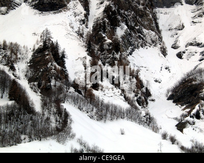 La neige recouvre la montagne rinderhorn des alpes bernoises surplombant le village alpin de leucurbed dans le district de Loèche dans le canton du Valais, Suisse Banque D'Images