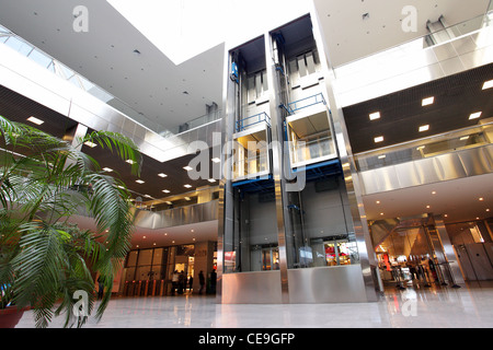 L'intérieur moderne de l'échange avec des ascenseurs centre Banque D'Images