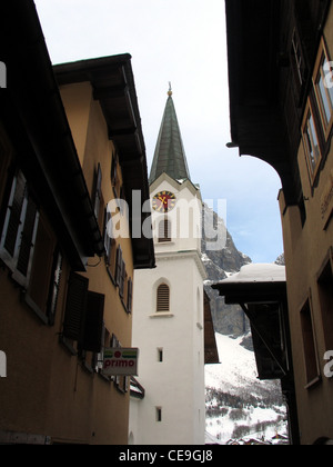 Vue sur une ruelle dans le village alpin de Leukerbed dans le district de Leuk dans le canton du Valais Suisse Banque D'Images