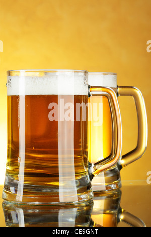 Verres avec plus de mousse fond jaune Banque D'Images