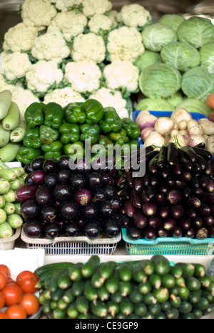 Légumes empilés dans un affichage du marché à Dubaï, Émirats Arabes Unis Banque D'Images