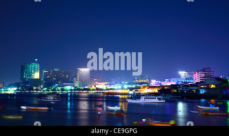 Vue de nuit de la ville de Pattaya, Thaïlande Banque D'Images