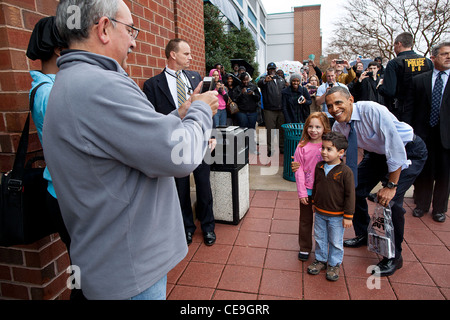 Le président Barack Obama pose avec les enfants à l'extérieur d'un magasin Best Buy après avoir fait quelques achats de Noël 21 décembre 2011 à Alexandria, VA. Banque D'Images