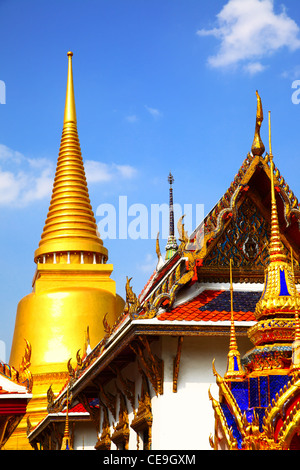 Vue sur le temple Wat Phra Kaeo. Bangkok. La Thaïlande. Banque D'Images