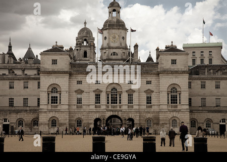 Les touristes à Horse Guards Parade, Londres, Angleterre. Banque D'Images